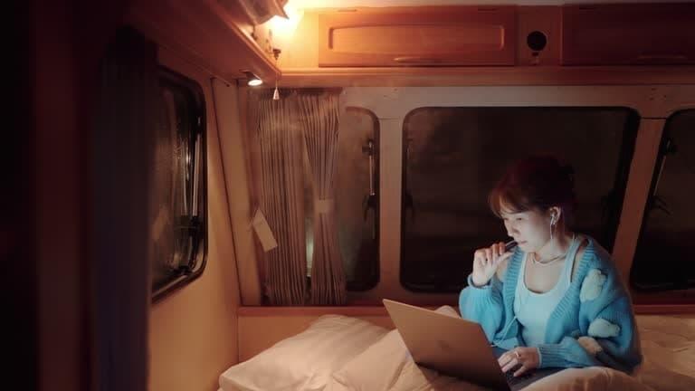 Behind the Chat trực tiếp bóng đá Fans Ask what is in an e-cigarette During Live Streams and Why the Answers Matter